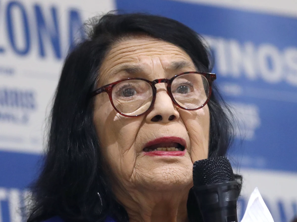 Dolores Huerta bei einer Wahlkampfveranstaltung in Phoenix, Arizona, am 28. August 2024. Foto: Gage Skidmore / Wikimedia Commons, CC BY-SA 2.0. Bildausschnitt, Verkleinerung und Umwandlung in WebP.