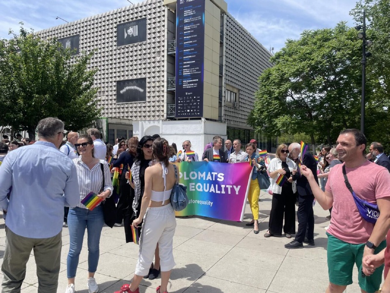 Parada do Orgulho realizada em Pristina sob o lema \"Igualdade ou Revolta\"