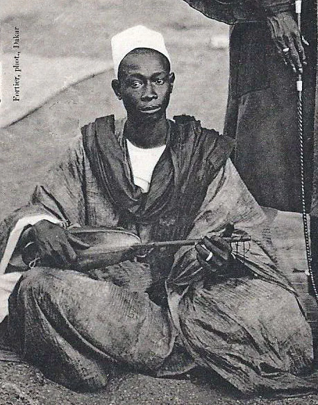 “Un griot (cantastorie) presso un sovrano indigeno in Senegal”. Inizio del XX secolo