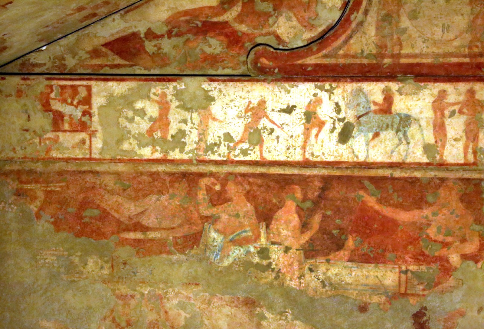 Фрески Гробницы Колесниц. Верхний фриз — погребальные игры. Нижний фриз — банкетная сцена.
