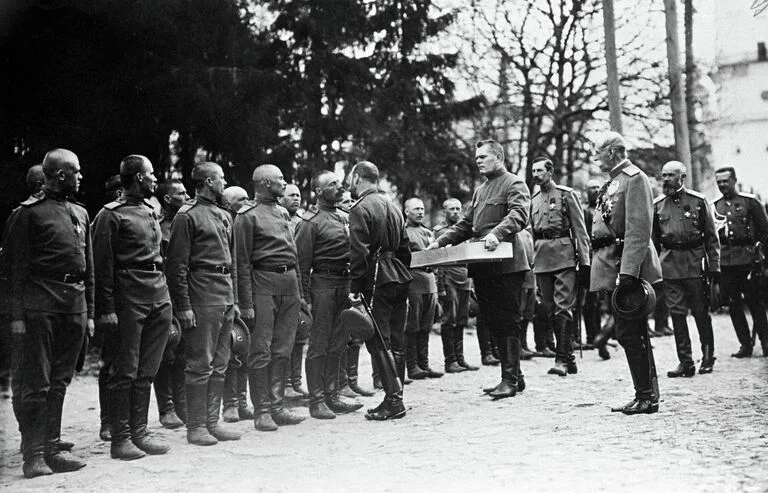 L’imperatore Nicola II durante il christosovanie pasquale con i soldati, periodo della Prima guerra mondiale.