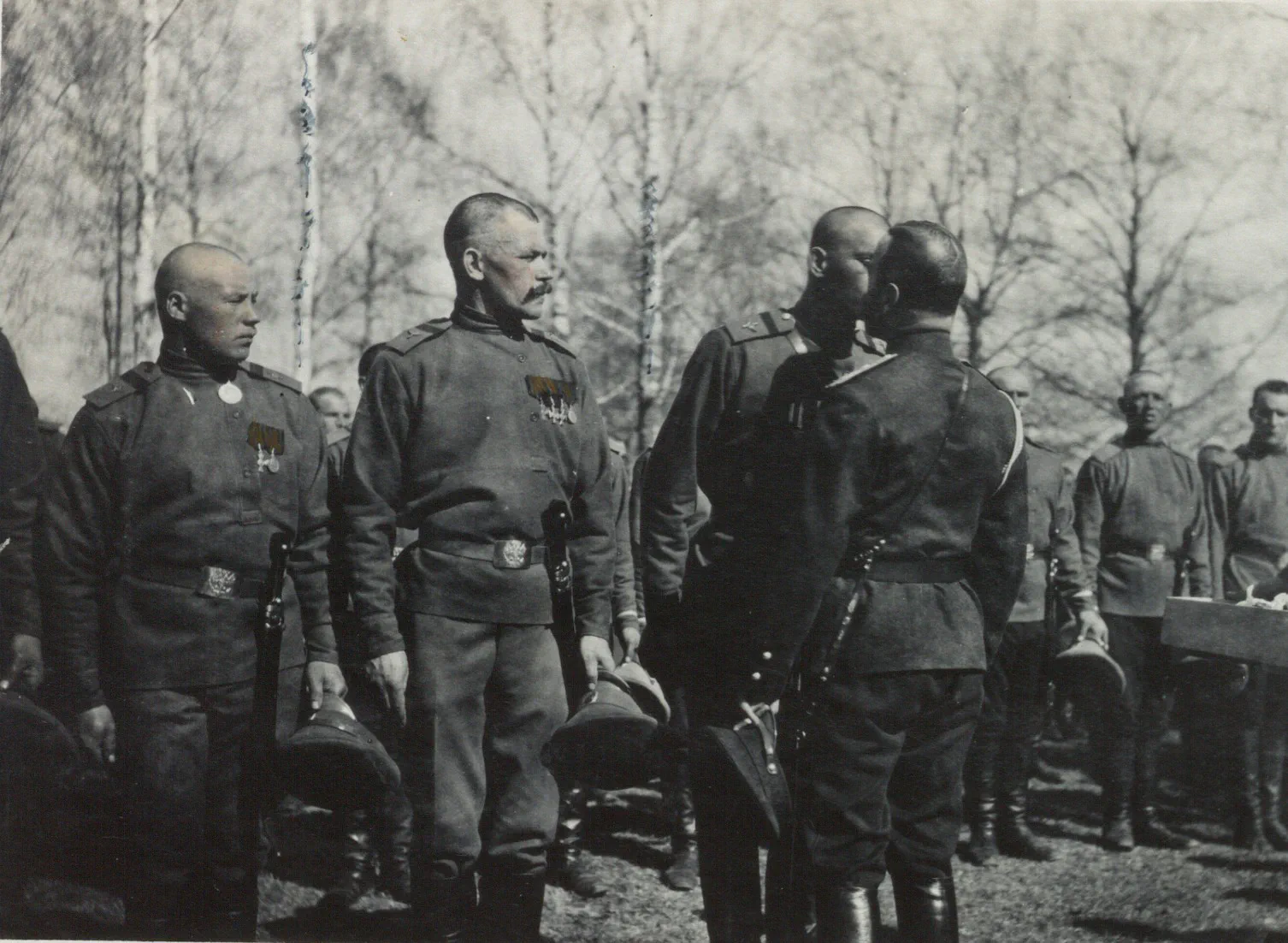 L’imperatore Nicola II durante il christosovanie pasquale con i soldati, periodo della Prima guerra mondiale.