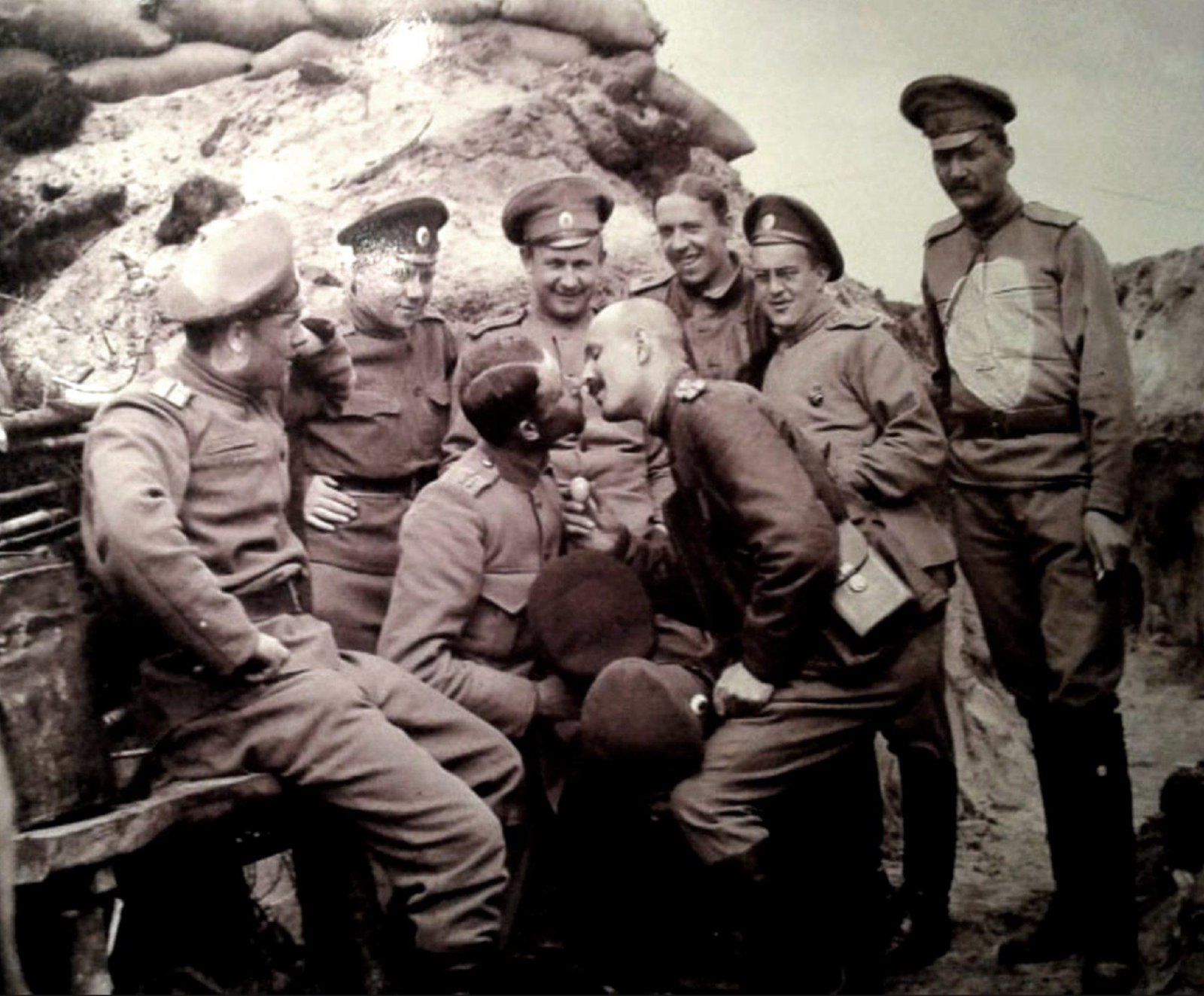 Офицер и солдат на фронте, пасхальное лобзание. Период Первой мировой войны.