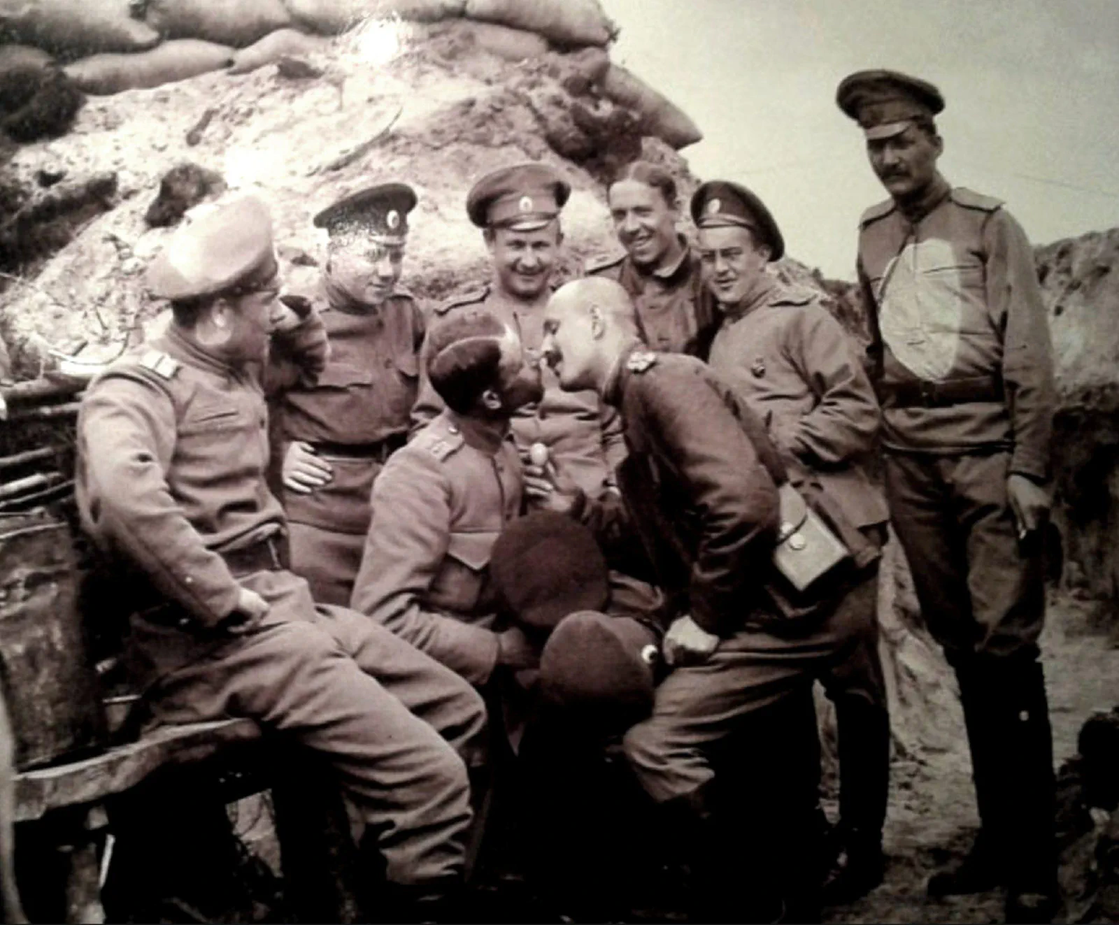 Un officier et un soldat sur le front, lobzanie de Pâques. Première Guerre mondiale.