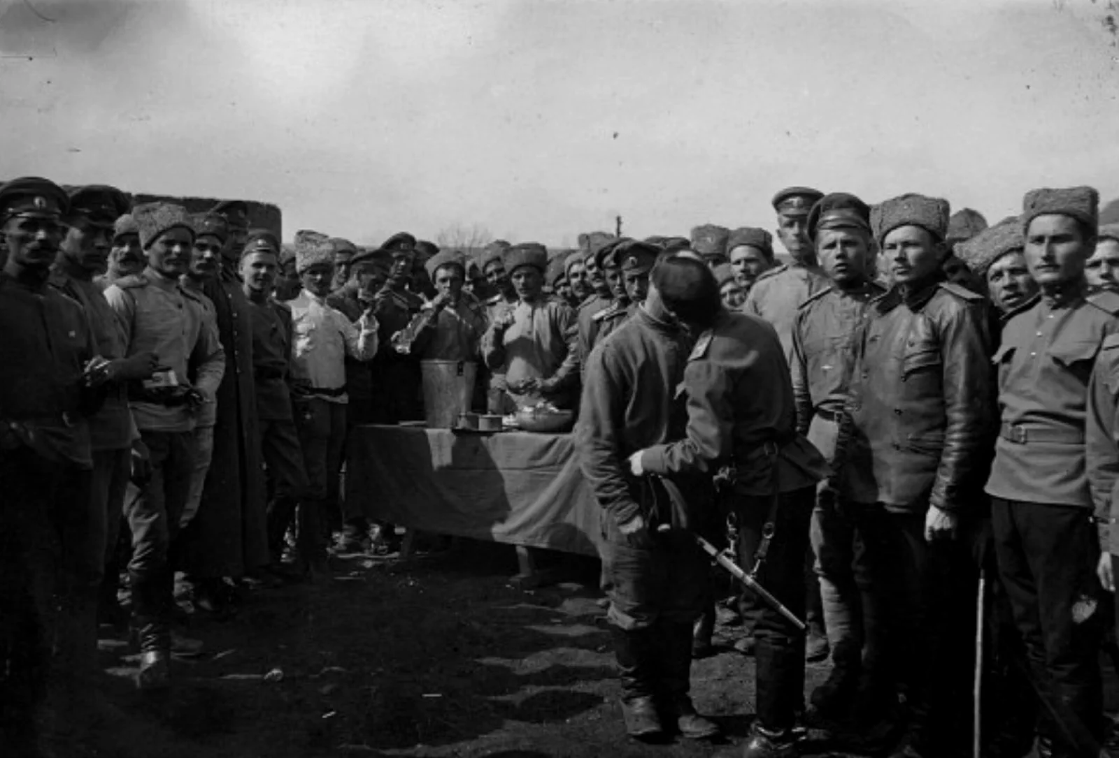 Soldats sur le front pendant le lobzanie de Pâques ; camarades autour d’eux. Première Guerre mondiale.