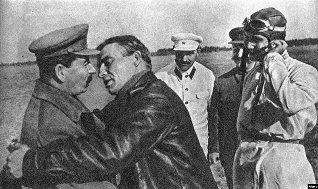 I.V. Stalin e il pilota V.P. Čkalov a un incontro dopo un volo.