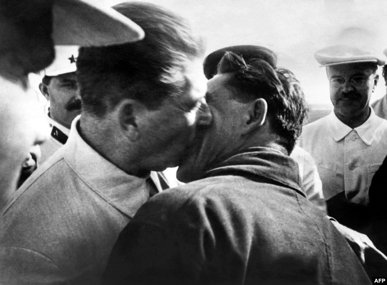 I.V. Stalin e il pilota V.S. Molokov, primo piano del bacio “fraterno”.