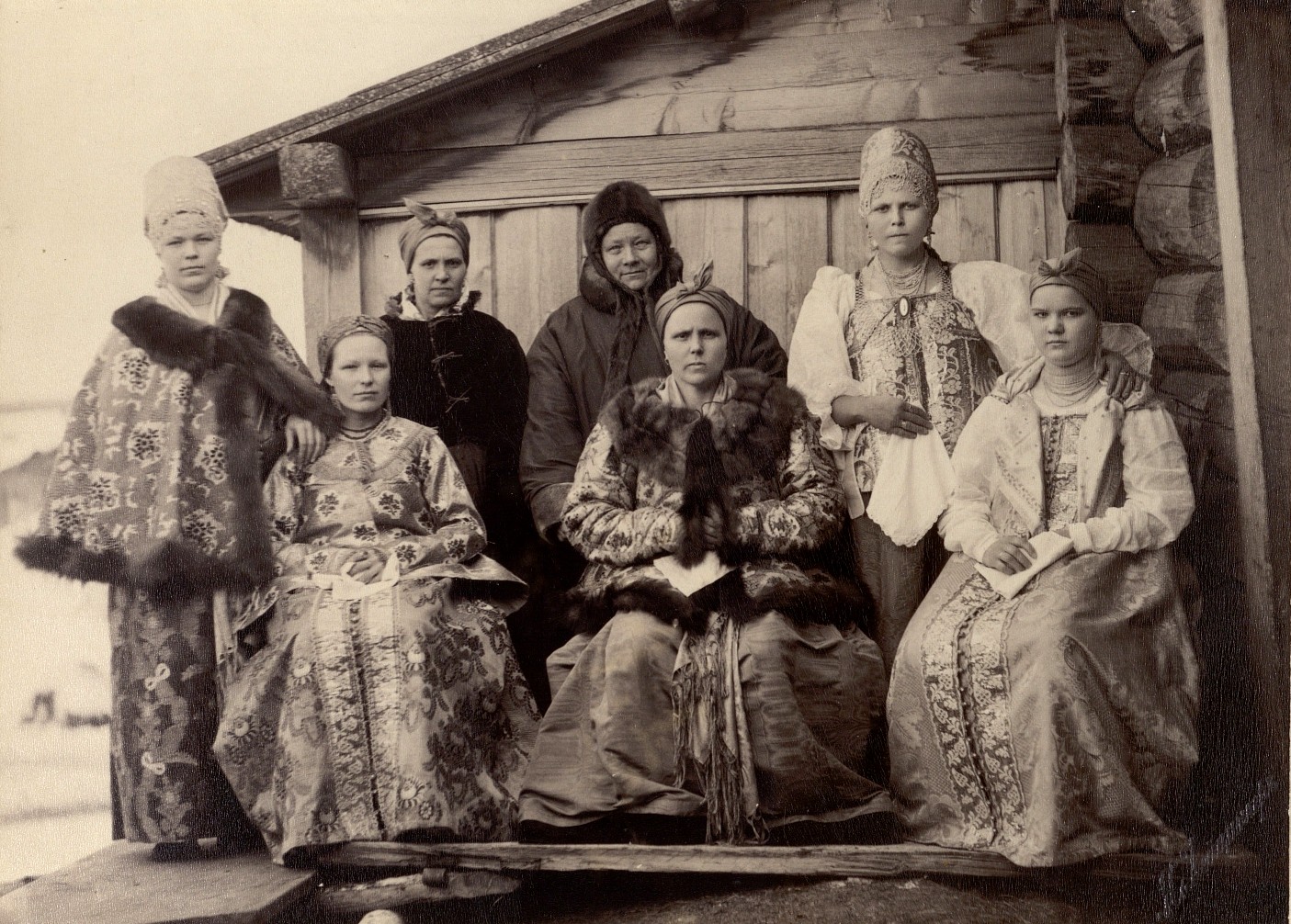 Peasant women of Mezen Uyezd in festive dress. The third from the top is dressed in men’s clothing (late 19th century, photo by Yakov Leitsinger)