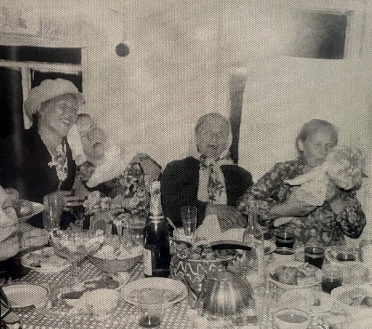 Un banchetto nel 1966: donne travestite da uomini cantano canzoni a tavola (dall’archivio “Vita quotidiana in Russia”)