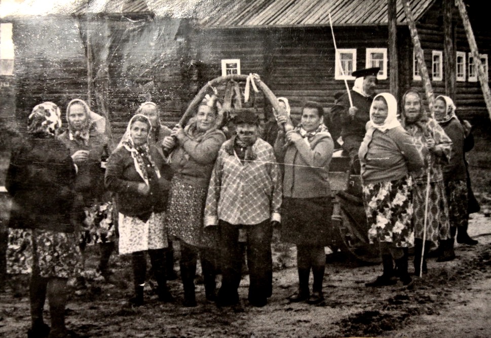“Prichudovye” women, dressed as men and wearing moustaches, carry a bride’s dowry (from the archive “Russian Everyday Life”)