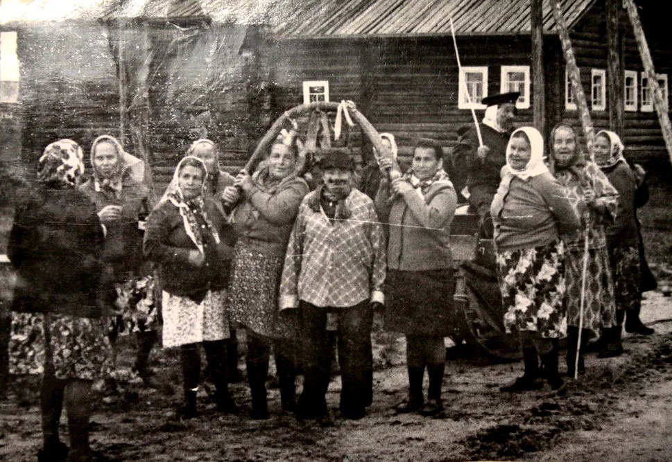 Donne «prichudovye» (eccentriche), travestite da uomini e con i baffi, trasportano la dote della sposa (dall’archivio “Vita quotidiana in Russia”)