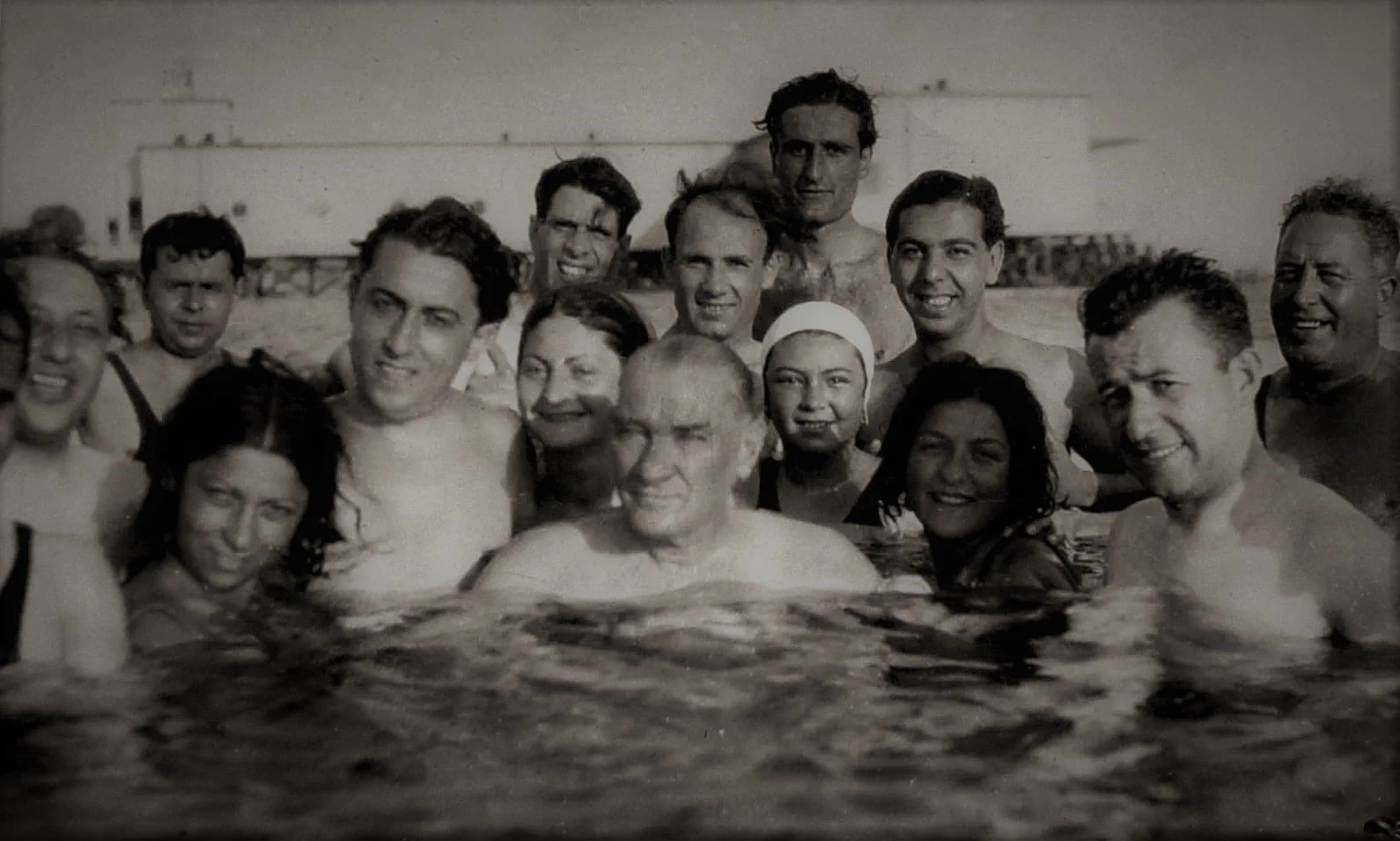 Atatürk in acqua; Vedat Uşaklıgil è il secondo alla sua sinistra, dopo la donna