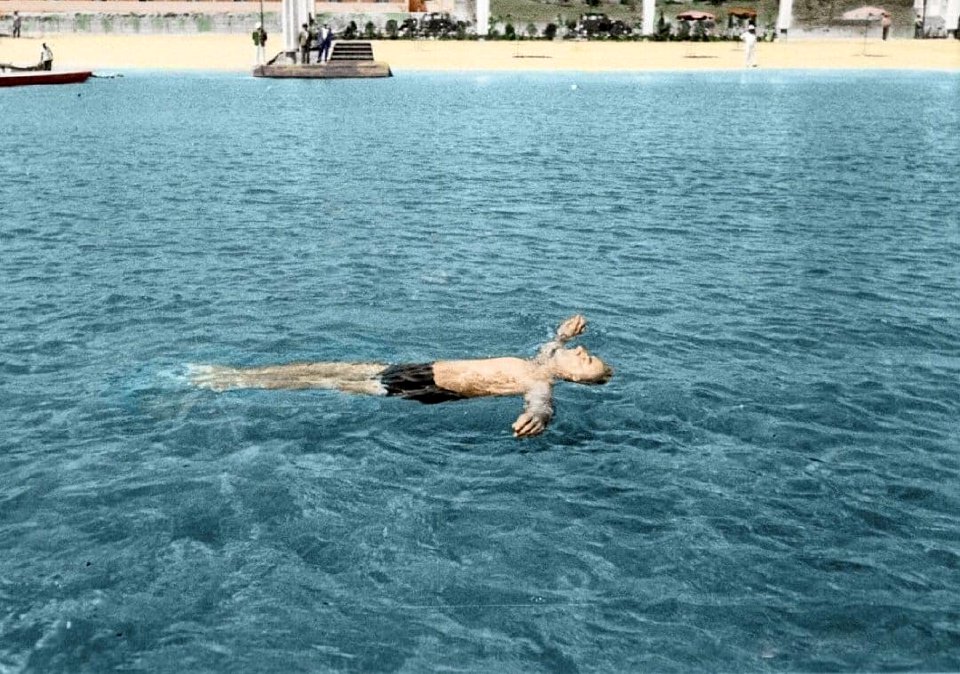 Atatürk a nadar no mar, Istambul, 1930