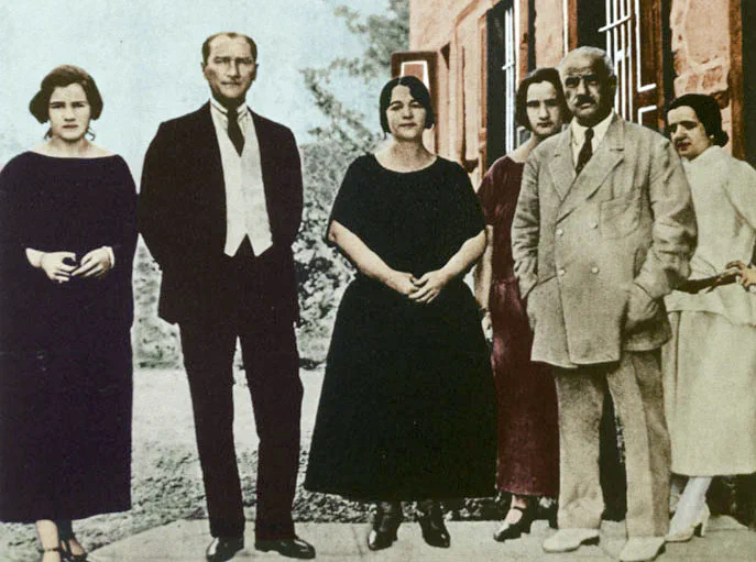 Atatürk, sua moglie Latife Hanım e la famiglia di lei, 1923
