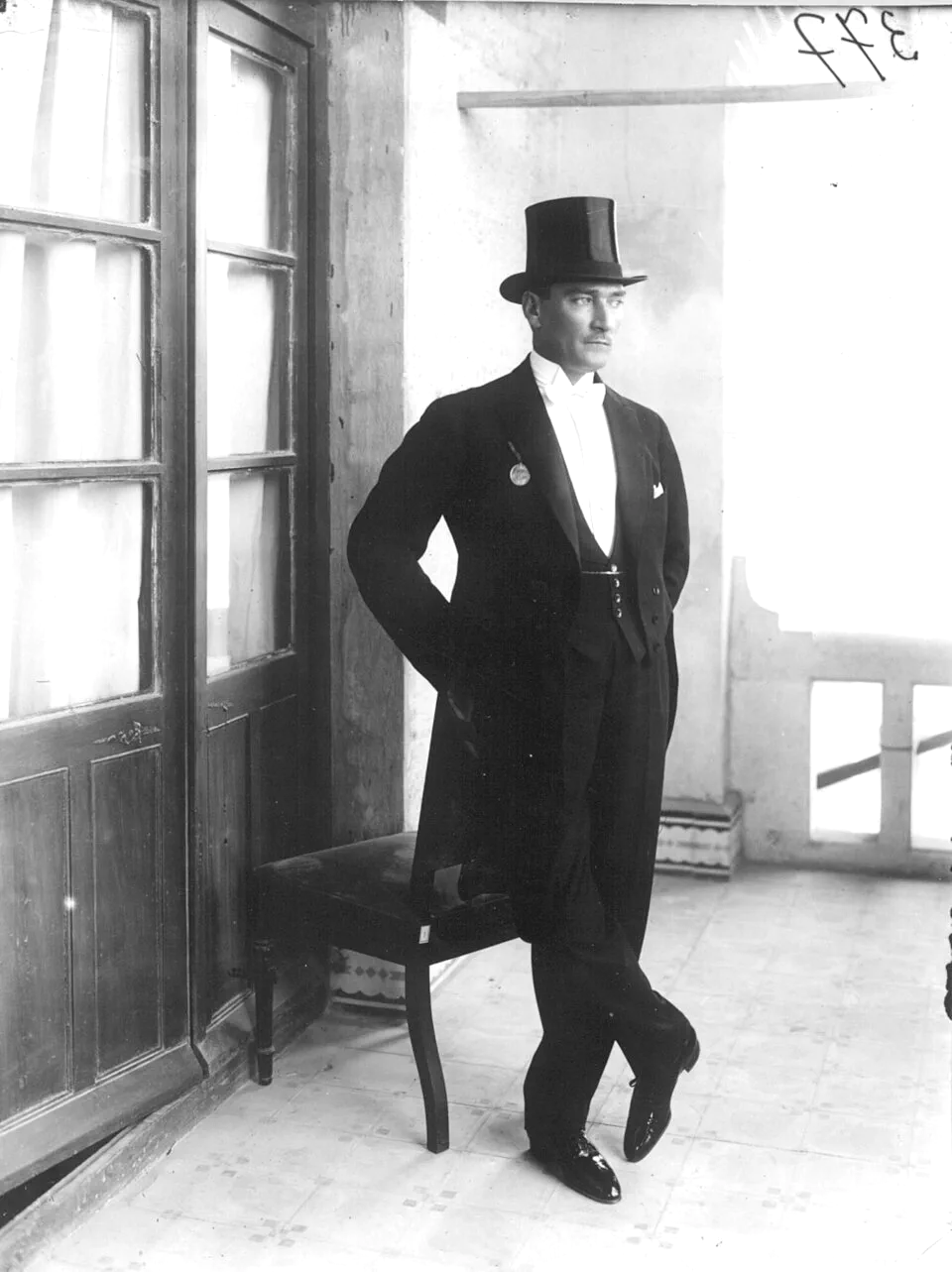 Atatürk in cilindro e cravatta bianca, 1925