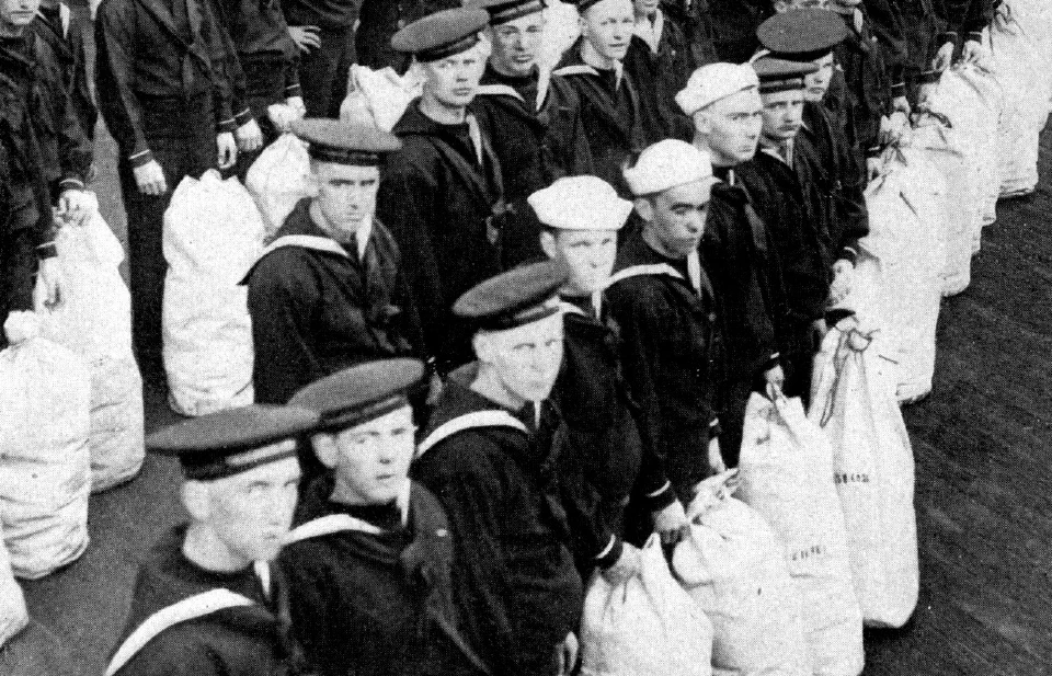 Reclutas de la Armada de EE. UU. con petates blancos en cubierta, estación naval de instrucción de Newport, Rhode Island; 1917