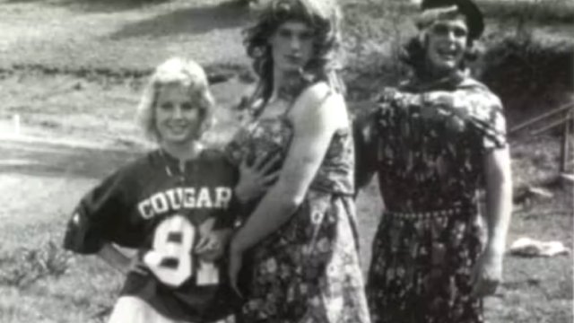 История двух американских политиков-республиканцев и их старых фотографий в женских нарядах