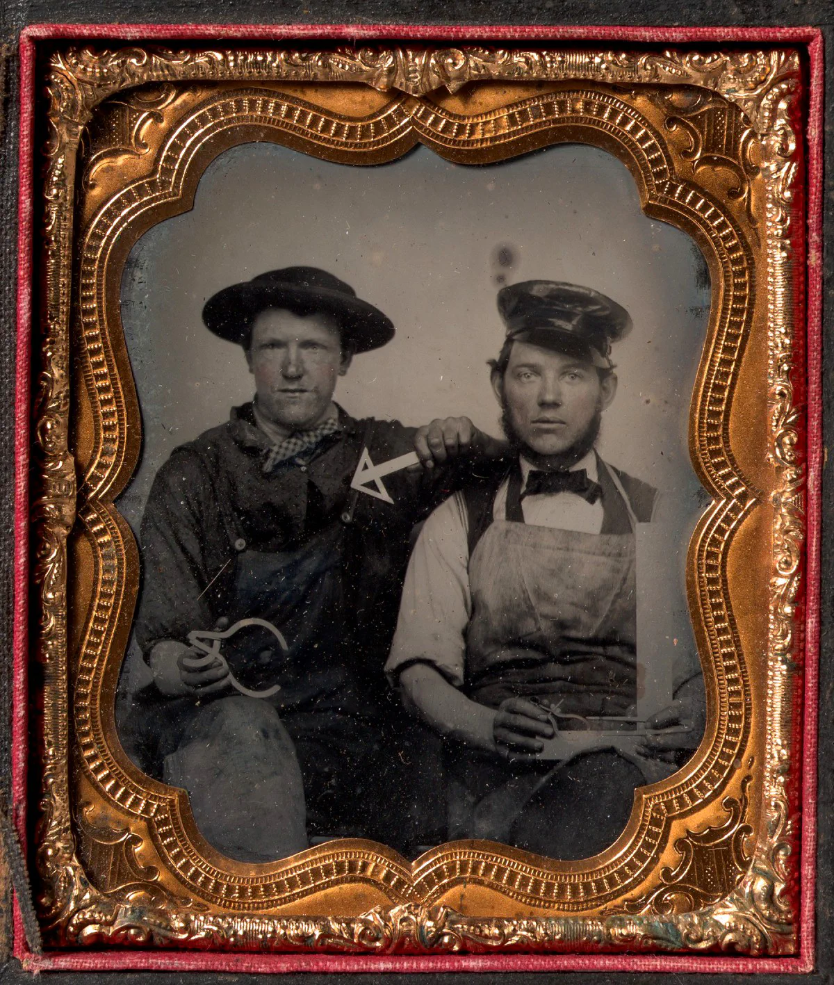 Due uomini seduti con calibri, una riga a T e un compasso; ferrotipo, autore sconosciuto, anni 1870-1880