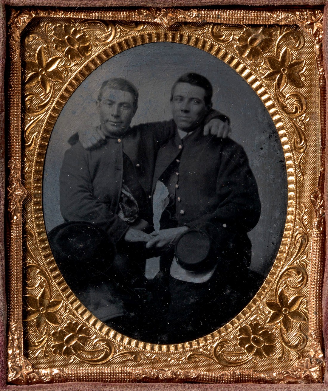 Dois soldados da União (estados do Norte durante a Guerra Civil) de mãos dadas e abraçados pelos ombros; ferrotipia de autor desconhecido, década de 1860