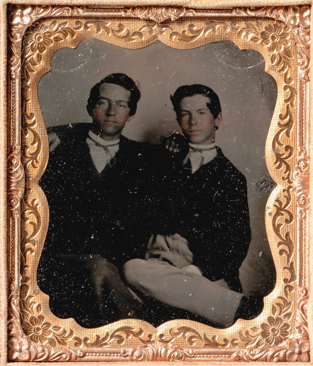 Due giovani uomini seduti, abbracciati per le spalle; ferrotipo, autore sconosciuto, anni 1860