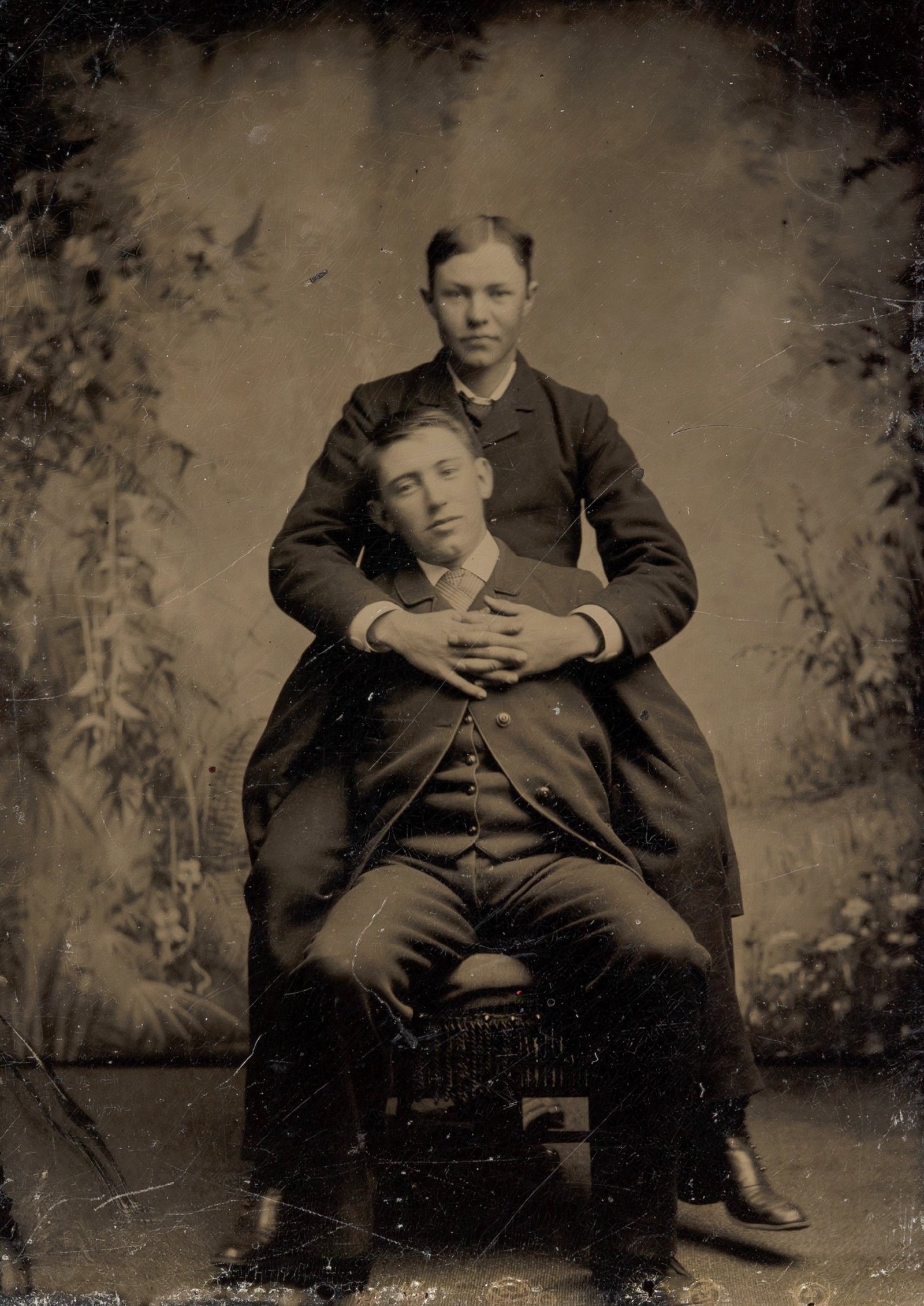 Dois jovens, um abraçando o outro; ferrotipia de autor desconhecido, décadas de 1870–1880