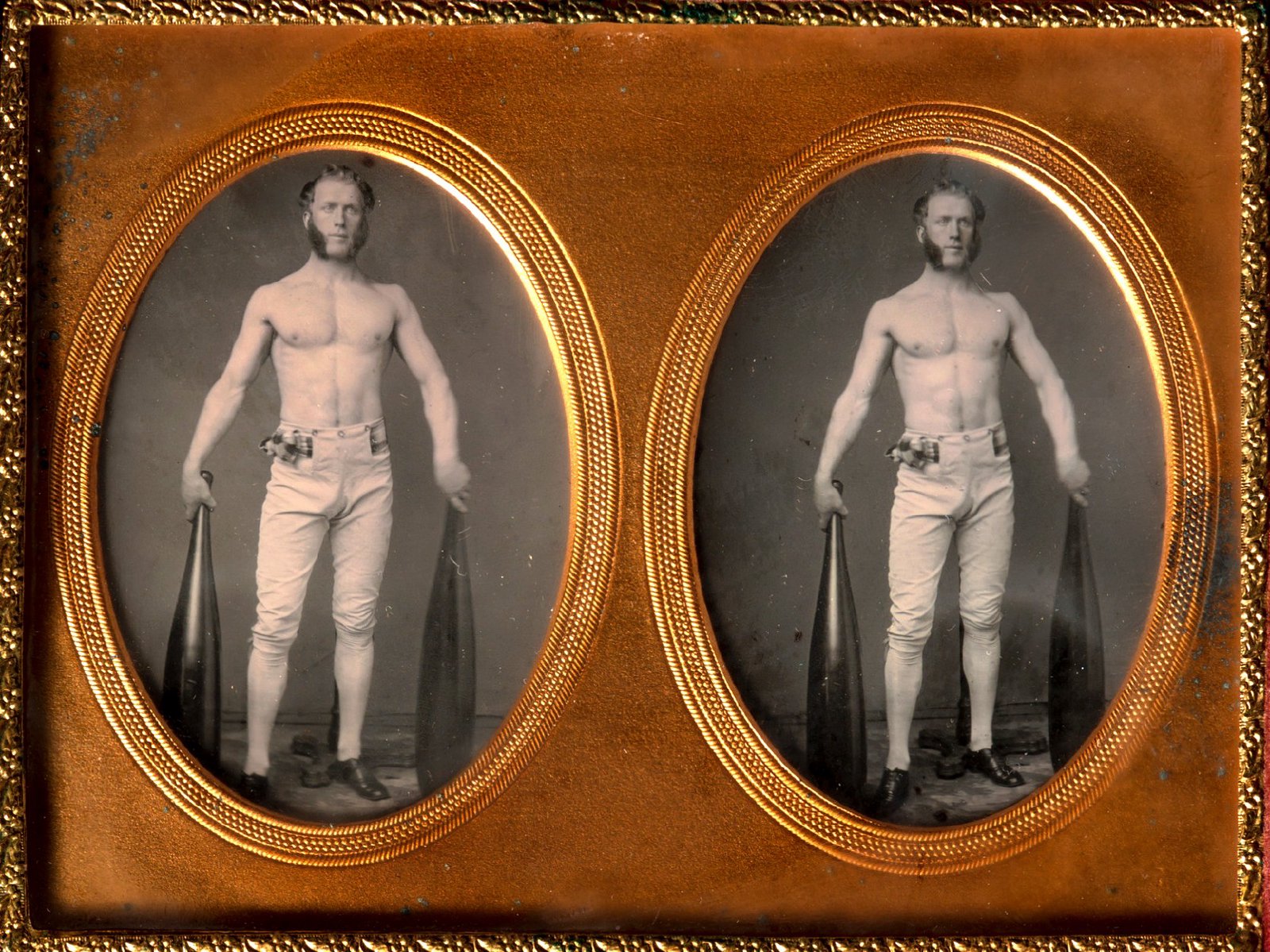 Estojo estereoscópico com um atleta parcialmente nu segurando clavas indianas; daguerreótipo de autor desconhecido, 1853–década de 1860