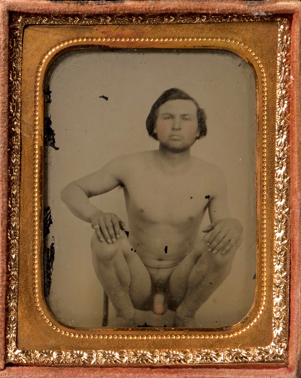 Uomo nudo accovacciato su una sedia; ambrotipo, autore sconosciuto, anni 1850-1860