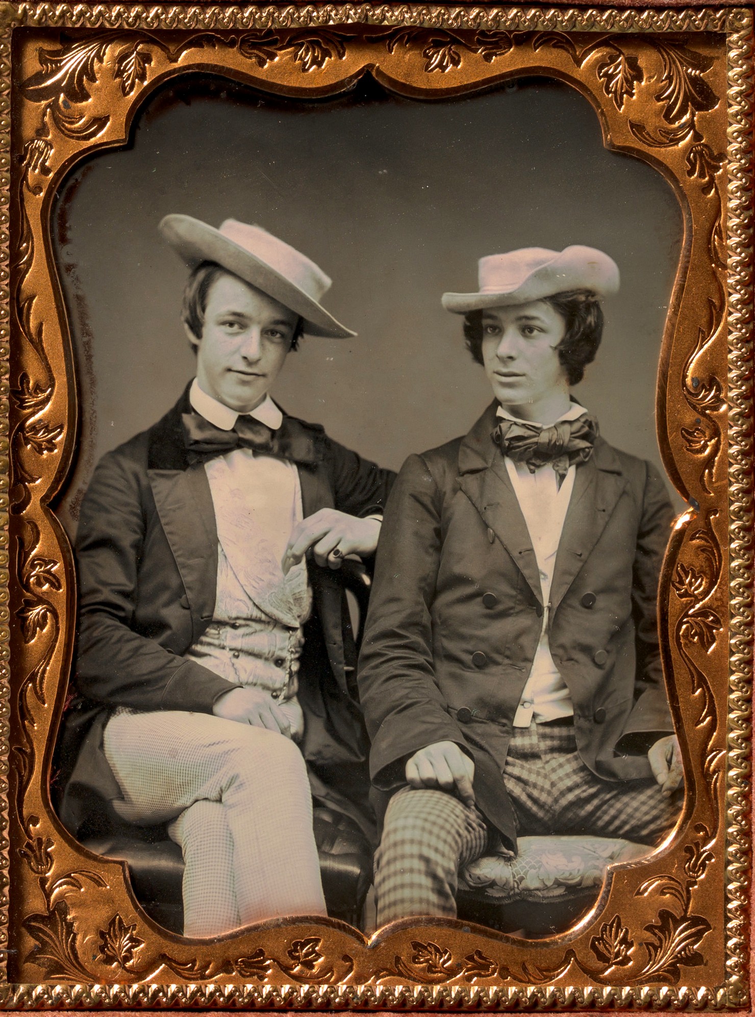 Daguerreótipo «Dois jovens sentados com calças às quadras, laços-borboleta e chapéus moles», década de 1850 (autor desconhecido)
