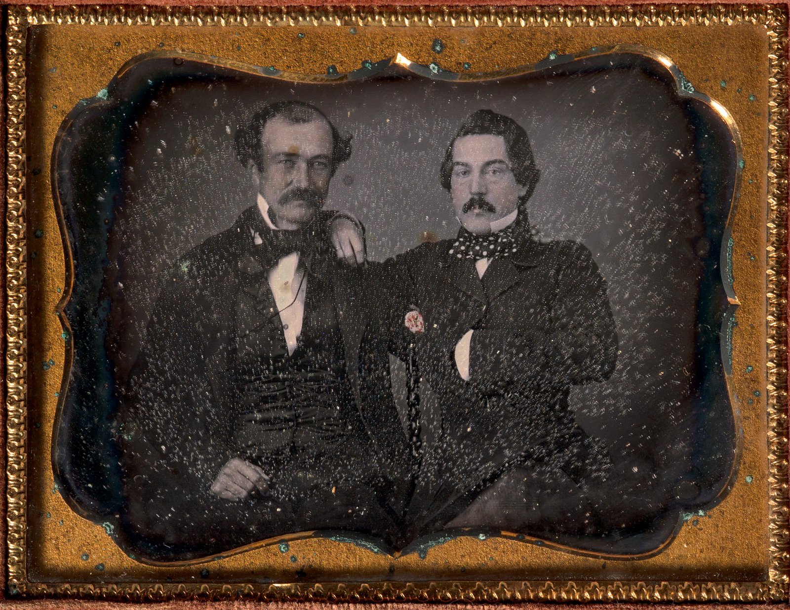 Dois homens de bigode, abraçados pelos ombros; daguerreótipo de autor desconhecido, década de 1850
