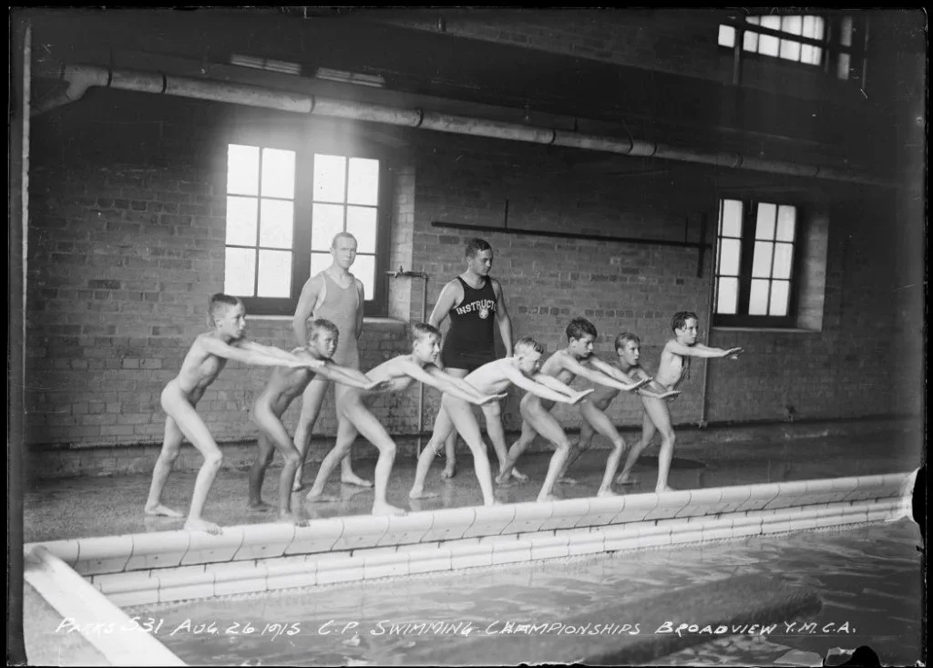 Lezioni di nuoto nella piscina YMCA, 1915, Wikimedia