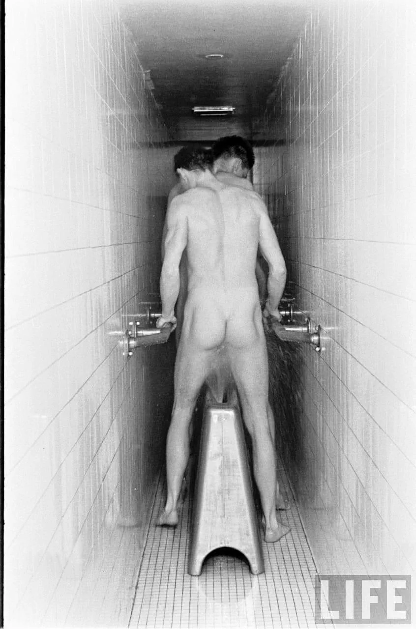 Fotografia della rivista Life. Uno dei dispositivi che spruzzava acqua ad alta pressione dal basso verso l’alto tra le gambe