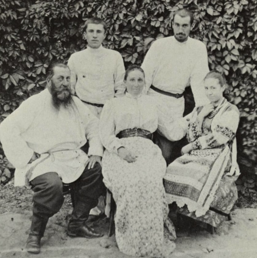 La familia Avinoff. Andréi, su hermano mayor Nikolái, su padre Nikolái, su madre Aleksandra, su hermana Elizaveta