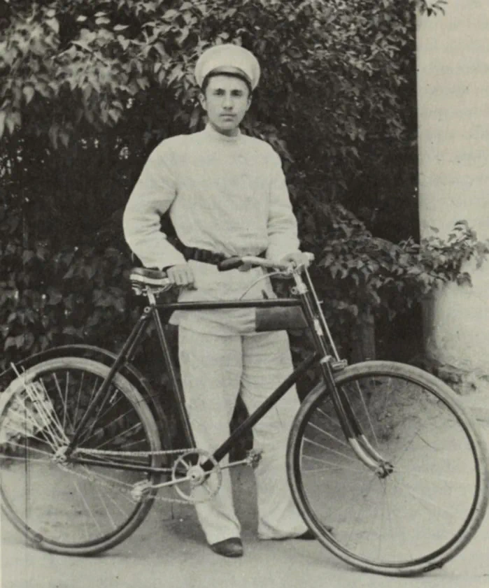 Der junge Radfahrer Andrej Awinoff