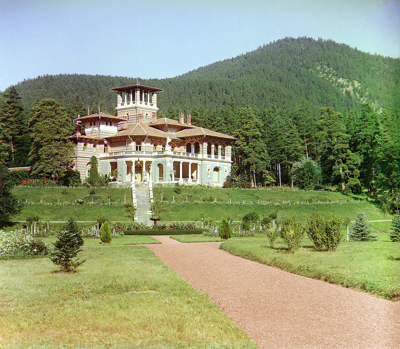 Sergej Michajlovič Prokudin-Gorskij. «Veduta del palazzo [di Nikolaj Michajlovič] di Likani dal fiume Kura a Boržomi». 1905–1915.
