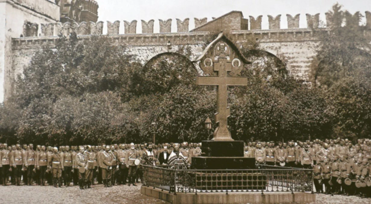 La croce commemorativa sul luogo dell’esplosione