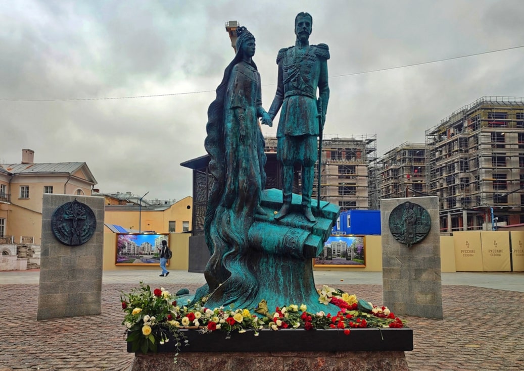 2024’te Moskova Belediye Başkanı, Tretyakovskaya metro istasyonu yakınında Sergey Aleksandroviç ve eşi onuruna bir anıt açtı.