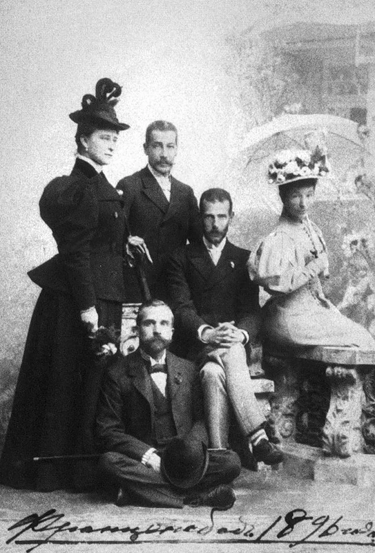 Elisabetta, Sergej Aleksandrovič, la principessa Lobanova, gli aiutanti di campo Vladimir Gadon (in piedi) e Konstantin Baljasnyj (seduto)